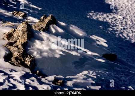 Glace sur une roche dans le Karwendel près du Karwendelbahn, en forme de vent formes et structures. Banque D'Images