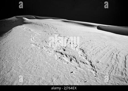 La neige se forme sur le Karwendel, en arrière-plan l'obscurité de la fosse Karwendel à la station supérieure du téléphérique de Karwendel. Banque D'Images