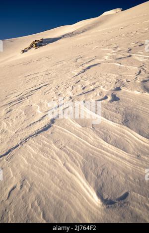 La neige se forme sur le Karwendel, dans le ciel bleu d'arrière-plan et vue sur l'entrée de la Mittenwalder Höhenweg. Banque D'Images