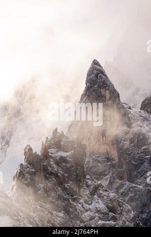 Un pic rocailleux très frappant, plutôt dentelé, en hiver dans la neige et WOlken ou atmosphère de brouillard dans le Karwendel en dessous de l'est Karwendelspitze et au-dessus de ce que l'on appelle Torscharte, au cours d'une courte période le temps a changé massivement et ainsi toujours offert de nouvelles impressions de ce rocher frappant. Banque D'Images