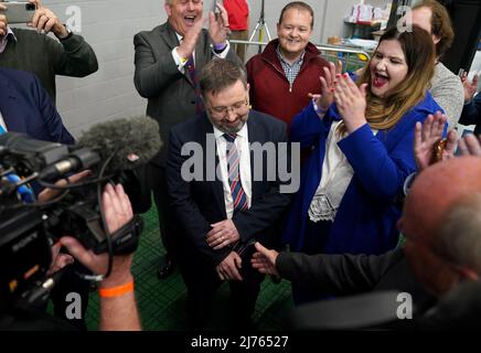 Ulster candidat du Parti unioniste pour North Antrim Robin Swann célèbre comme il a été annoncé élu au centre de comptage de Jordanstown de l'Université d'Ulster à Newtownabbabbabbabbabbabbabbatiale lors de l'élection de l'Assemblée de l'Irlande du Nord. Date de la photo : vendredi 6 2022 mai. Banque D'Images