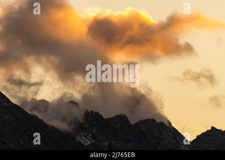 La crête de Wetterstein dans la soirée rouge avec le nuage rouge Banque D'Images