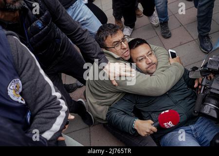 Les membres de la presse tombent au sol pendant l'intervention de la police. Le président du Parti de la victoire, Umit Ozdag, a voulu se rendre devant la Grande Assemblée nationale turque au ministère de l'intérieur afin de répondre aux insultes du ministre de l'intérieur de la République de Turquie, Süleyman Soylu. Comme la police n'a pas autorisé la marche, il y a eu une lutte entre la police et les membres du parti. Le président du Parti de la victoire, Umit Ozdag, est connu pour ses opinions anti-réfugiés. (Photo de Tunahan Turhan / SOPA Images / Sipa USA) Banque D'Images