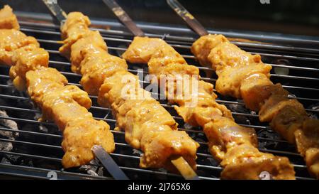 Shashlik - barbecue géorgien traditionnel. Gros plan de viande marinée grillée grillée grillée grillée grillée grillée brochée de kebab shaschlik sur des brochettes en métal d'acier qui coutent le feu de gril Banque D'Images