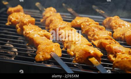 Shashlik - barbecue géorgien traditionnel. Gros plan de viande marinée grillée grillée grillée grillée grillée grillée brochée de kebab shaschlik sur des brochettes en métal d'acier qui coutent le feu de gril Banque D'Images