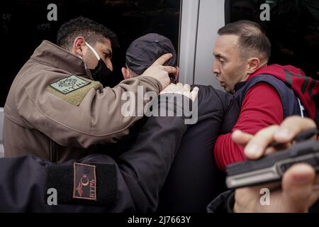 6 mai 2021, Ankara, Turquie: La police emprisonne un membre du Parti de la victoire pendant l'événement. Le président du Parti de la victoire, Umit Ozdag, a voulu se rendre devant la Grande Assemblée nationale turque au ministère de l'intérieur afin de répondre aux insultes du ministre de l'intérieur de la République de Turquie, Süleyman Soylu. Comme la police n'a pas autorisé la marche, il y a eu une lutte entre la police et les membres du parti. Le président du Parti de la victoire, Umit Ozdag, est connu pour ses opinions anti-réfugiés. (Credit image: © Tunahan Turhan/SOPA Images via ZUMA Press Wire) Banque D'Images