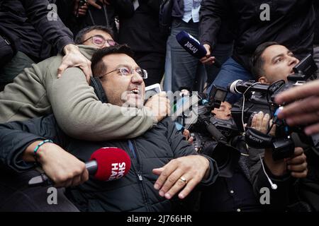 6 mai 2021, Ankara, Turquie : les membres de la presse tombent sur le terrain pendant l'intervention de la police. Le président du Parti de la victoire, Umit Ozdag, a voulu se rendre devant la Grande Assemblée nationale turque au ministère de l'intérieur afin de répondre aux insultes du ministre de l'intérieur de la République de Turquie, Süleyman Soylu. Comme la police n'a pas autorisé la marche, il y a eu une lutte entre la police et les membres du parti. Le président du Parti de la victoire, Umit Ozdag, est connu pour ses opinions anti-réfugiés. (Credit image: © Tunahan Turhan/SOPA Images via ZUMA Press Wire) Banque D'Images