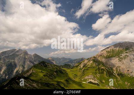 Le Gramai Hochleger avec ses pâturages au-dessous du Sonnjoch, vu du Hahnenkampl. Avec couverture nuageuse légère en milieu d'été. Banque D'Images