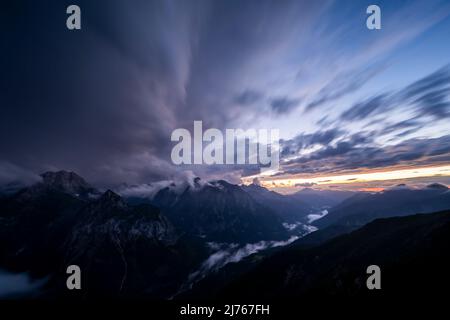 Ambiance nocturne peu de temps après le coucher du soleil sur le Rissbach dans la vallée du Karwendel, également appelé Eng. Dans la vallée le petit Rissbach, entouré par les montagnes du Karwendel. Sur la gauche, la Falkengruppe, sur la droite, la "Fleischbank" entre les nuages et le brouillard. Banque D'Images