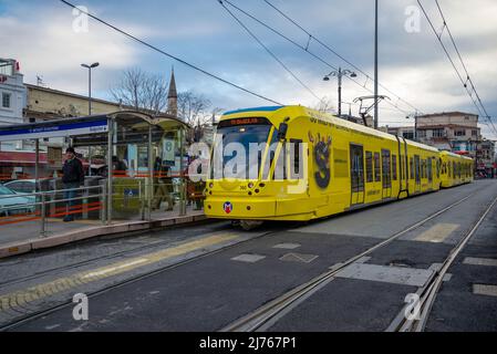 ISTANBUL, TURQUIE - 02 JANVIER 2015 : tramway à grande vitesse à l'arrêt Beyazıt. Istanbul Banque D'Images