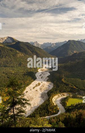 L'entrée du Rissbach, qui est sec en raison du WKW, et l'Isar dans une boucle devant le Karwendel ind les Alpes germano-autrichiennes. Banque D'Images