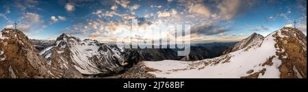 Panorama au printemps de la Gumpenkarspitze (2010m), l'un des sommets de la Soierngruppe dans le Karwendel, au-dessus des lacs du même nom, dans les Alpes bavaroises. La croix du sommet montre la perspective de plus de 360 degrés. Banque D'Images