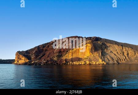 Vue sur le volcan Linosa appelé Monte Nero sur la plage de Cala pozzolana di Ponente, Sicile Banque D'Images