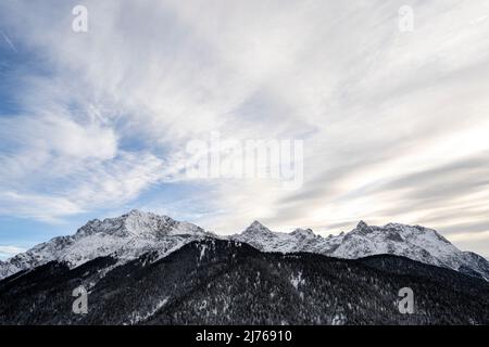 Le Karwendel, le nord du Karwendel, s'étend au-dessus de Mittenwald en hiver avec de la neige et des nuages. Banque D'Images