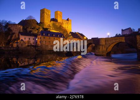 Allemagne, Hesse, Hesse Centrale, Limburg-Weilburg, Runkel, Lahn, pont de Lahn, château de Runkel à l'heure bleue, illuminations en soirée Banque D'Images