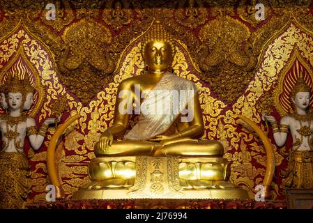 Ancienne sculpture de Bouddha assis sur l'autel du temple bouddhiste de Wat Bupparam. Chiang Mai, Thaïlande Banque D'Images