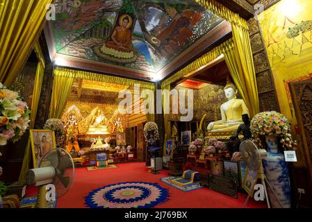 CHIANG MAY, THAÏLANDE - 21 DÉCEMBRE 2018 : intérieur de viharn sur le temple bouddhiste de Wat Bupparam Banque D'Images