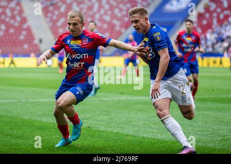 Patryk Kun (L) de Rakow et Michal Skoras (R) de Lech en action pendant le match final de la coupe polonaise de Fortuna entre Lech Poznan et Rakow Czestochowa au stade national PGE. Score final; Lech Poznan 1:3 Rakow Czestochowa. Banque D'Images