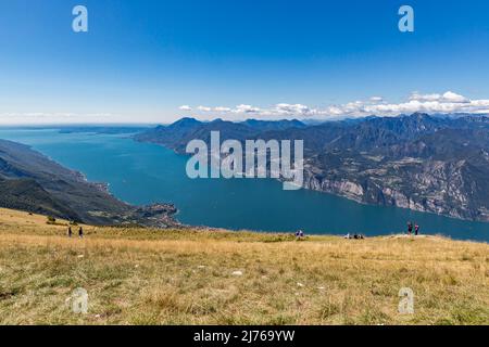 Touristes sur Monte Baldo, Monte Baldo, Malcesine, Lac de Garde, Italie, Europe Banque D'Images