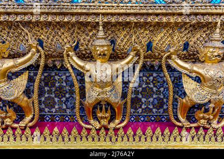 Figurines Garuda avec serpent Naga, Temple du Bouddha d'Emeraude, Palais Royal, Grand Palais, Wat Phra Kaeo, Bangkok, Thaïlande, Asie Banque D'Images