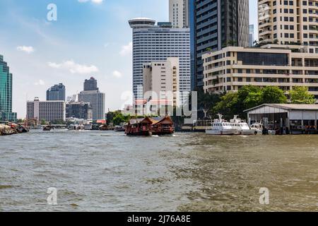 Bateau sur la rivière Chao Phraya, Millennium Hilton Hotel, Skylines, Bangkok, Thaïlande, Asie Banque D'Images