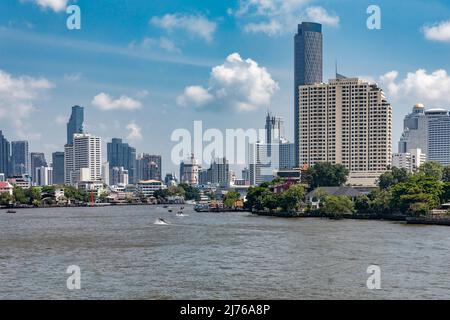 Skylines, Maha Nakhon Tower, Baan Chaophraya Condo, State Tower Hotel, Banyan Tree Residences, Complexe résidentiel, Millennium Hilton Hotel, rivière Chao Phraya, Bangkok, Thaïlande, Asie Banque D'Images