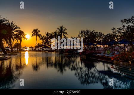 Lever du soleil, réflexion dans l'eau, complexe hôtelier Dusit Thani, Hua Hin, province de Prachuap Khiri Khan, Thaïlande, Golfe de Thaïlande, Asie Banque D'Images