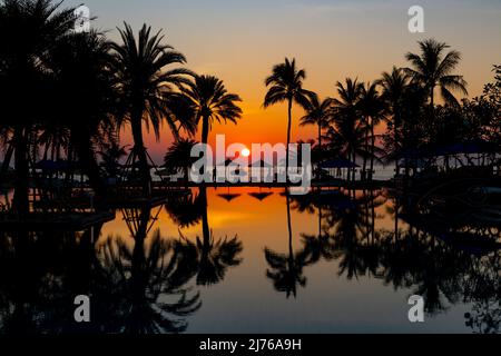 Lever du soleil, réflexion dans l'eau, complexe hôtelier Dusit Thani, Hua Hin, province de Prachuap Khiri Khan, Thaïlande, Golfe de Thaïlande, Asie Banque D'Images