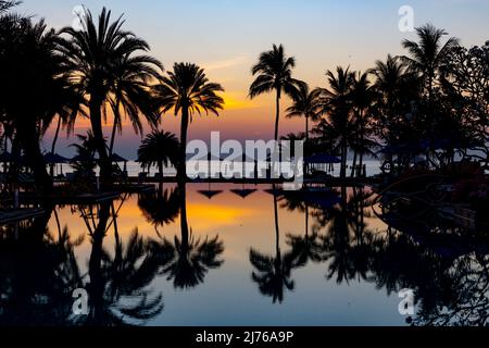 Lever du soleil, réflexion dans l'eau, complexe hôtelier Dusit Thani, Hua Hin, province de Prachuap Khiri Khan, Thaïlande, Golfe de Thaïlande, Asie Banque D'Images