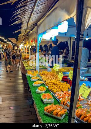 Fruits de mer et divers plats exotiques à vendre, asiatique le Riverfront, Entertainment Mile, marché de nuit, rivière Chao Praya, Bangkok, Thaïlande, Asie Banque D'Images