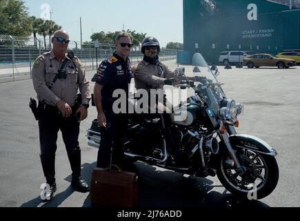 Le 6th mai 2022, Miami International Autodrome, Miami, FORMULE 1 CRYPTO.COM GRAND PRIX DE MIAMI, dans le cadre de l'équipe de photo Christian Horner (Red Bull Racing Honda) avec deux policiers en moto. Banque D'Images