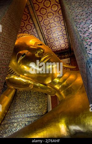 Bouddha couché, 46 m de long, Viharn Phranorn, complexe du temple Wat Pho, Temple du Bouddha couché, Bangkok, Thaïlande, Asie Banque D'Images