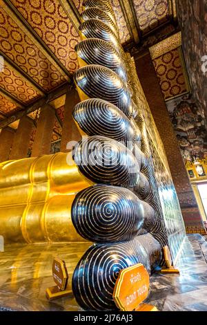 Incrustation en nacre sur la plante des pieds du Bouddha couché, Viharn Phranorn, Wat Pho temple Complex, Temple du Bouddha couché, Bangkok, Thaïlande, Asie Banque D'Images