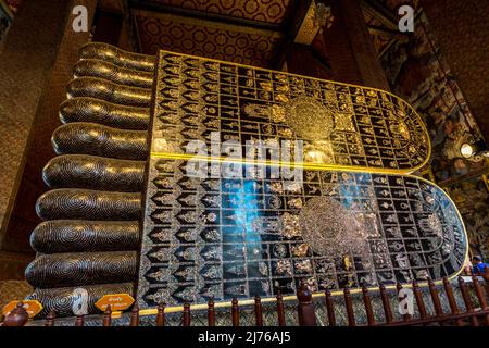 Incrustation en nacre sur la plante des pieds du Bouddha couché, Viharn Phranorn, Wat Pho temple Complex, Temple du Bouddha couché, Bangkok, Thaïlande, Asie Banque D'Images