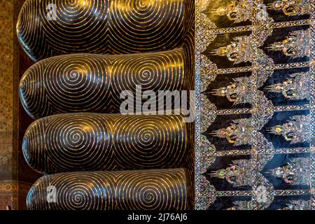 Incrustation en nacre sur la plante des pieds du Bouddha couché, Viharn Phranorn, Wat Pho temple Complex, Temple du Bouddha couché, Bangkok, Thaïlande, Asie Banque D'Images