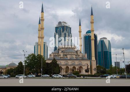 GROZNY, RUSSIE - 29 SEPTEMBRE 2021 : vue du cœur de la mosquée tchétchène sur un ciel nuageux jour de septembre Banque D'Images