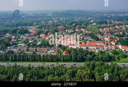 Bottrop, Rhénanie-du-Nord-Westphalie, Allemagne - vue d'ensemble de la ville de Bottrop. Dans l'arrière gauche de l'usine de cokéfaction ArcelorMittal Bottrop. Dans le centre arrière le tétraèdre sur le slagheap Beckstrasse. Devant la route fédérale B224. Banque D'Images