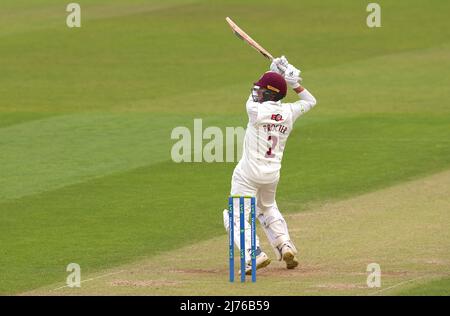 6 mai 2022. Londres, Royaume-Uni. Luke Procter, de Northamptonshire, fait remonter sa cinquante dans le cadre de la victoire de Surrey sur Northamptonshire au championnat du comté de Kia Oval, deuxième jour. David Rowe/Alay Live News Banque D'Images