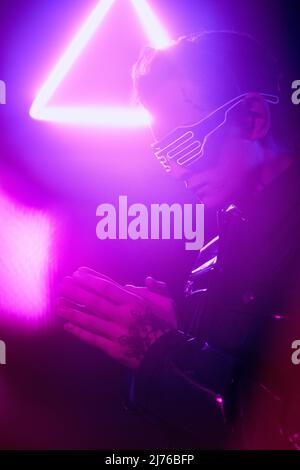Vue latérale du jeune chanteur populaire pensif en train de prier sur scène avant le spectacle Banque D'Images