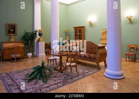 SAINT-PÉTERSBOURG, RUSSIE - 17 FÉVRIER 2022 : intérieur d'une salle de dessin classique d'une maison noble de la fin du 18th siècle. Exposition de l'Ermitage d'État Banque D'Images