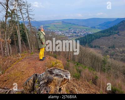 Vue depuis le ridgeway sur Kastel-Staadt jusqu'au Saartal près de Serrig, Rhénanie-Palatinat, Allemagne Banque D'Images