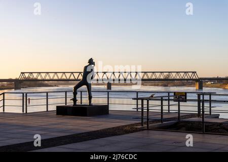 La statue de bronze 'l'appelant' à Lauenburg/Elbe avec vue sur le pont d'Elbe Banque D'Images