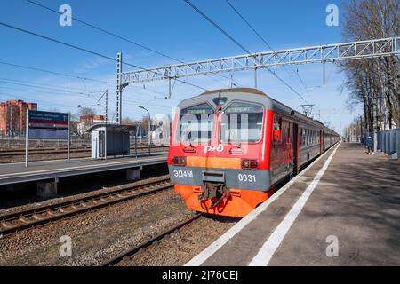 GATCHINA, RUSSIE - 17 AVRIL 2022 : train électrique de banlieue EDM4M-0031 à la plate-forme de la gare de Gatchina Baltiyskaya le jour d'avril ensoleillé. Leningrad Banque D'Images