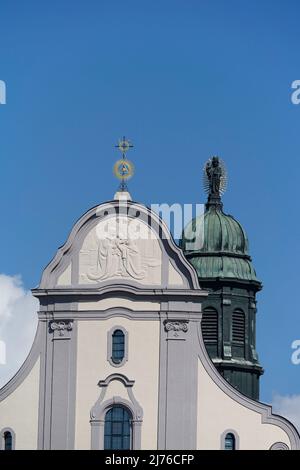 Allemagne, Bavière, haute-Bavière, Altötting, Basilique Sainte-Anne, Pignon, tour de l'église, statue de la Vierge Marie, détail Banque D'Images