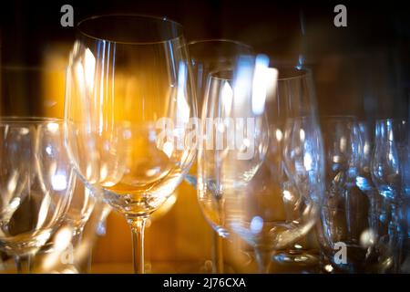 Collection de différents verres à boisson dans un meuble en bois Banque D'Images