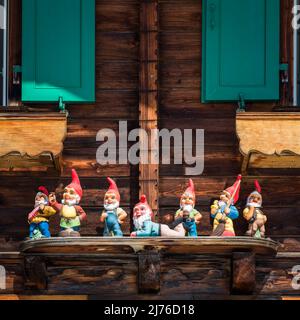 Nains de jardin devant une maison en bois, décoration de façade Banque D'Images