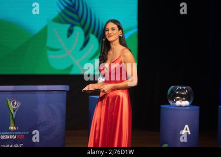 SAN JOSÉ, Costa Rica: Johanna Solano, athlète et présentatrice de la télévision, a présenté le tirage officiel de la coupe du monde des femmes U-20 de la FIFA Costa Rica 2022™ que t Banque D'Images