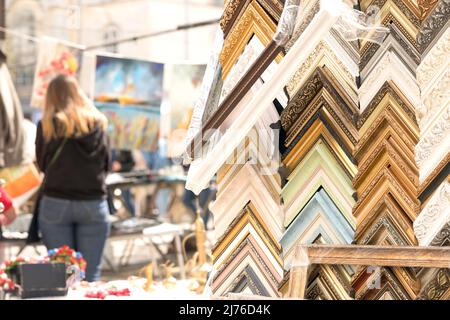 Beaucoup de cadres en bois et en plastique dans différentes couleurs et tailles. Service personnalisé de cadrage d'images et d'arts. Atelier d'artisanat Banque D'Images