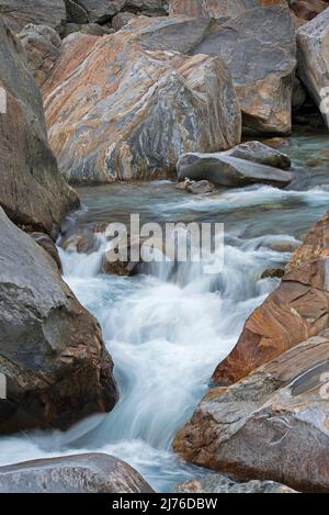 Cours de la rivière Verzasca, eau qui coule à travers des rochers à bandes colorées, vallée de la Verzasca, Suisse, canton du Tessin Banque D'Images