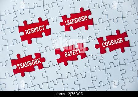 Concept d'entreprise. Respect, leadership, travail d'équipe, sécurité et courage texte sur le puzzle manquant. Banque D'Images